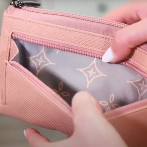 New (without tags) Lug Blitz Matte Luxe VL RFID Wristlet Wallet in Blush - Picture 9 of 9